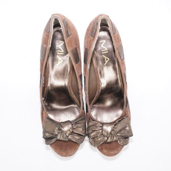 MIAÂ BrownâSuede Round Toe Pumps with MetallicâBow, Size 8 - Picture 4 of 13